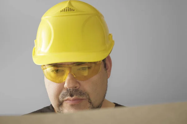 Bauarbeiter Trägt Gelben Helm Mit Blaupause — Stockfoto
