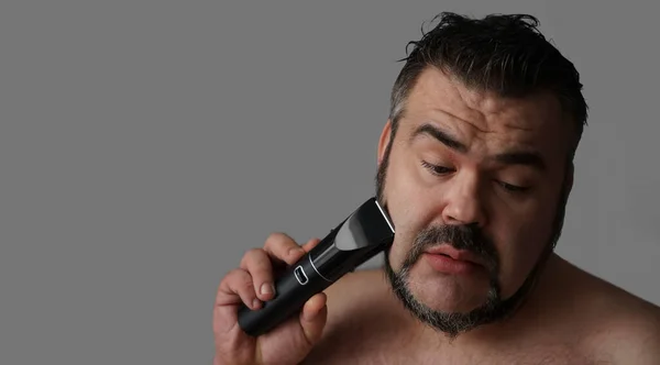 Retrato Cerca Hombre Serio Sin Camisa Afeitándose Barba Con Una —  Fotos de Stock