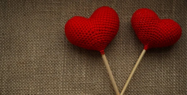 Két Piros Kötött Szív Boldog Valentin Napot Ötlet — Stock Fotó