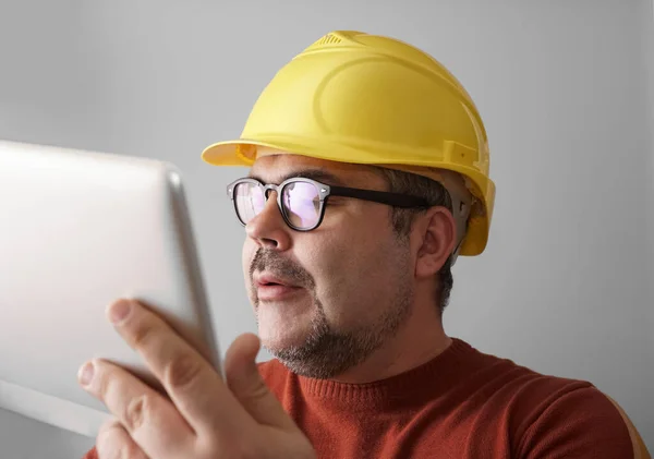 Man Safety Yellow Helmet Computer Tablet — Stock Photo, Image
