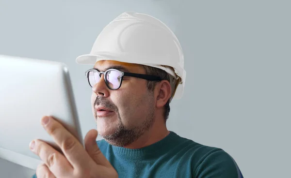 Casque Homme Sécurité Jaune Avec Tablette Ordinateur — Photo