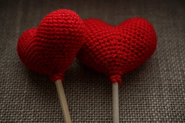 Два Красных Вязаных Сердца Счастливая Идея Дня Святого Валентина — стоковое фото