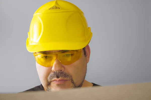 Constructor Hombre Con Casco Amarillo Con Plano —  Fotos de Stock