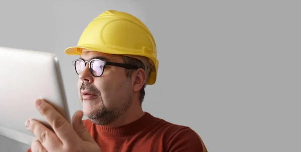 Mann Mit Gelbem Schutzhelm Und Computer Tablet — Stockfoto