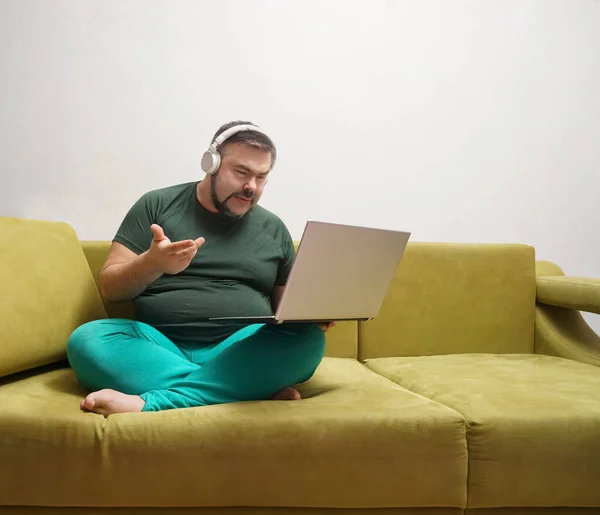 Sérieux Homme Barbu Avec Ordinateur Portable Dans Des Écouteurs Sans — Photo