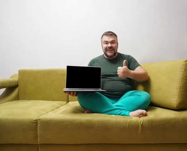 Średni Wiek Szczęśliwy Człowiek Laptop Czarnym Ekranem Pokazuje Kciuk Kamery — Zdjęcie stockowe