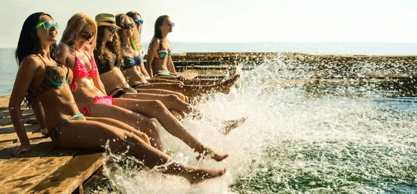 Gruppe Fröhlicher Junger Frauen Die Bei Schönem Sommersonnenuntergang Wasser Planschen — Stockfoto