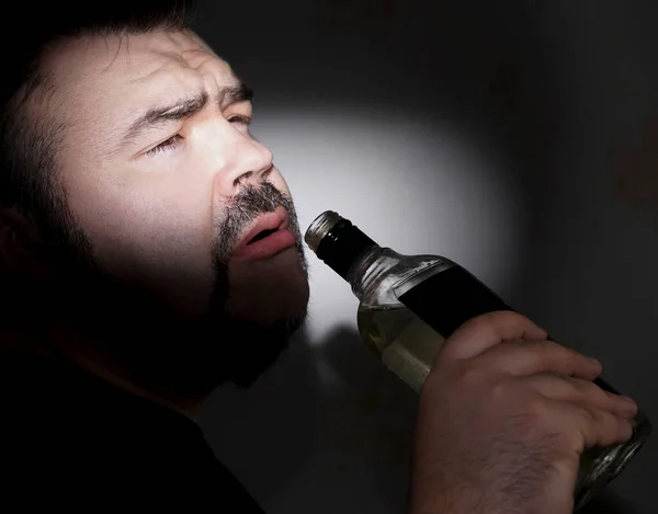 Szakállas Férfi Másnaposan Ivó Jim Vagy Vodka Alkohol Ital Átlátszó — Stock Fotó