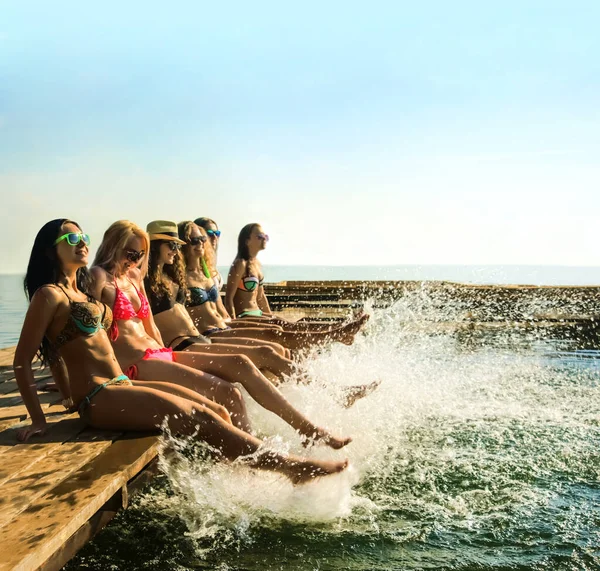 Grupa Szczęśliwych Młodych Kobiet Pluskających Wodą Pięknym Letnim Świetle Zachodu — Zdjęcie stockowe