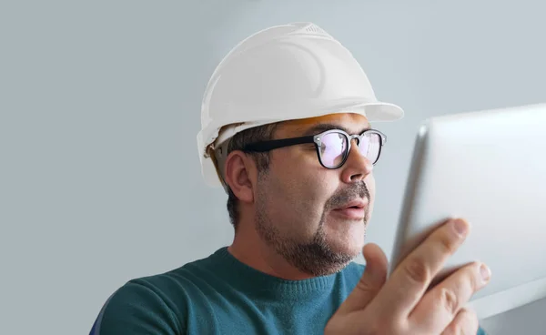 Casque Homme Sécurité Jaune Avec Tablette Ordinateur — Photo