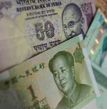 Küresel para birimleri konsepti para değişimi işi için uluslararası banknot geçmişi. Farklı ülkelerden gelen para: Hint Rupisi, Çin Yuanı.