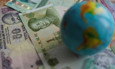 Küresel iş ve ekonomi. Dünya küre kristal cam çeşitli uluslararası para banknot üzerinde. Para birimi döviz kuru. Finansal yatırım kavramı