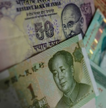 Küresel para birimleri konsepti para değişimi işi için uluslararası banknot geçmişi. Farklı ülkelerden gelen para: Hint Rupisi, Çin Yuanı.