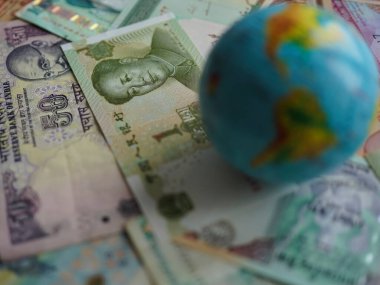 Küresel iş ve ekonomi. Dünya küre kristal cam çeşitli uluslararası para banknot üzerinde. Para birimi döviz kuru. Finansal yatırım kavramı