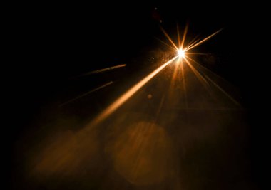 Parlak güneş, güneş ışığı, güneş ışığı tasarımı. Sarı sıcak ışık efekti, güneş ışınları, siyah arkaplanda izole edilmiş altın ışınlar. yıldız tozu