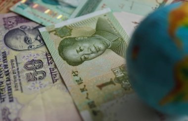 Küresel iş ve ekonomi. Dünya küre kristal cam çeşitli uluslararası para banknot üzerinde. Para birimi döviz kuru. Finansal yatırım kavramı