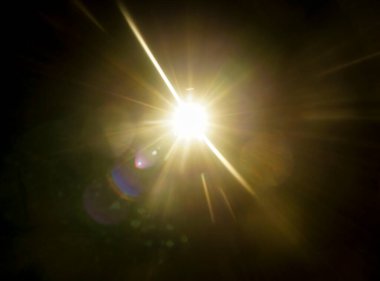 Parlak güneş, güneş ışığı, güneş ışığı tasarımı. Sarı sıcak ışık efekti, güneş ışınları, siyah arkaplanda izole edilmiş altın ışınlar. yıldız tozu