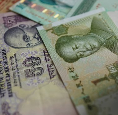 Küresel para birimleri konsepti para değişimi işi için uluslararası banknot geçmişi. Farklı ülkelerden gelen para: Hint Rupisi, Çin Yuanı.