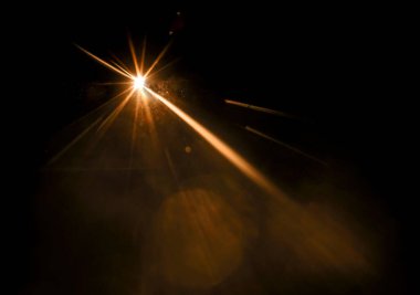 Parlak güneş, güneş ışığı, güneş ışığı tasarımı. Sarı sıcak ışık efekti, güneş ışınları, siyah arkaplanda izole edilmiş altın ışınlar. yıldız tozu