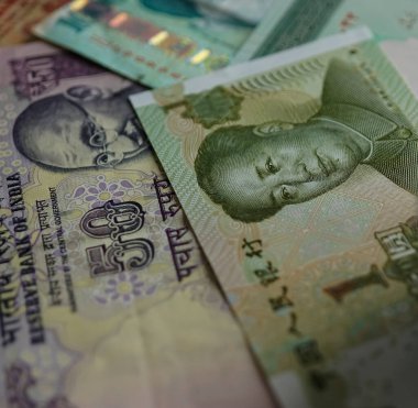 Küresel para birimleri konsepti para değişimi işi için uluslararası banknot geçmişi. Farklı ülkelerden gelen para: Hint Rupisi, Çin Yuanı.