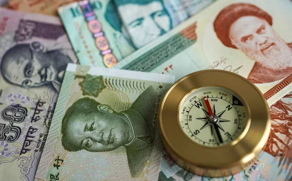 Goldener Kompass Auf Banknoten Verschiedener Staaten Internationale Wirtschaftsrichtung Finanz Oder — Stockfoto