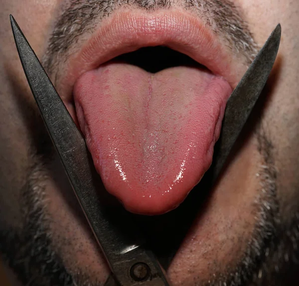 髭を生やした髭の男が鉄のはさみで舌を切った 画像を閉じて — ストック写真