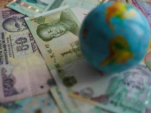 Global Verksamhet Och Ekonomi Världen Världen Kristallglas Olika Internationella Pengar — Stockfoto