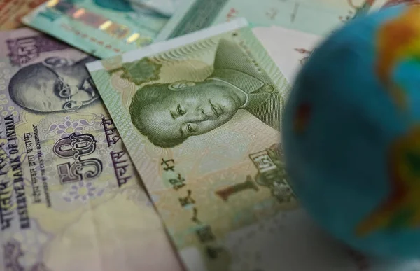 Küresel iş ve ekonomi. Dünya küre kristal cam çeşitli uluslararası para banknot üzerinde. Para birimi döviz kuru. Finansal yatırım kavramı