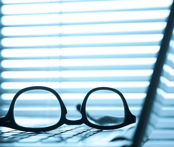 Gözlükler Dizüstü Bilgisayarın Klavyesinde Seçici Odaklanma Bilgisayarın Gümüş Klavyesinde Gözlük — Stok fotoğraf