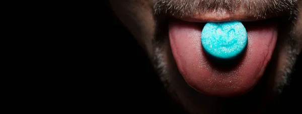 Uomo Barbuto Con Una Pillola Zucchero Nella Lingua Grumo Blu — Foto Stock