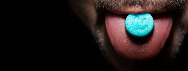 Homme Barbu Avec Des Bonbons Pilule Dans Langue Boule Bleue — Photo