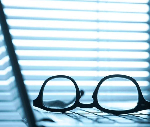 Gözlükler Dizüstü Bilgisayarın Klavyesinde Seçici Odaklanma Bilgisayarın Gümüş Klavyesinde Gözlük — Stok fotoğraf