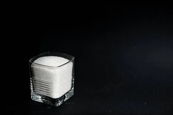 Azúcar en un vaso transparente con espacio para copiar — Foto de Stock