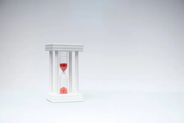 Reloj de arena en una caja de madera blanca — Foto de Stock