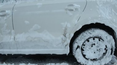 Oto yıkamada köpük yıkama makinenin vücudundan aşağı akar.