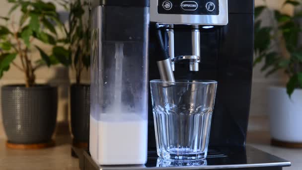 Espuma cappuccino é chicoteado na máquina de café — Vídeo de Stock