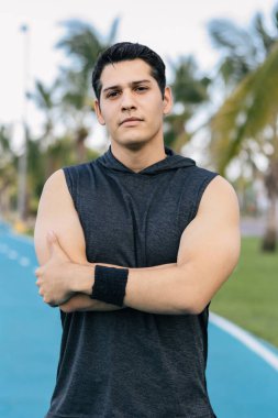 Koşu parkurunda spor giyim kuşağı kullanan genç bir İspanyol.