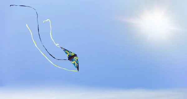 Een Vlieger Vliegt Een Blauwe Lucht Met Wolken Zon Het — Stockfoto