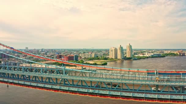 Widok z lotu ptaka na Ben Franklin Bridge i panoramę Filadelfii — Wideo stockowe