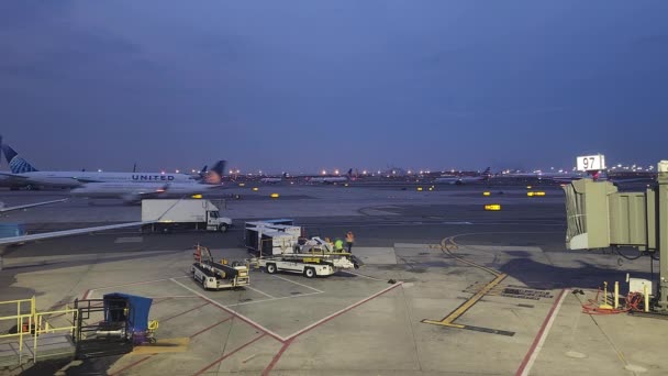 Newark Wrzesień 2022 Hyperlapse Logistyki Pobliżu Bramy Lotniska Personel Przygotowuje — Wideo stockowe