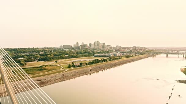 Bond Bridge Och Kansas City Skyline Sent Eftermiddagen Christopher Bond — Stockvideo