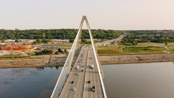 ボンドブリッジとカメラの回転とカンザスシティスカイライン ミズーリ州カンザスシティのクリストファー ボンド橋 Christopher Bond Bridge ミズーリ川に架かる鉄橋 — ストック動画