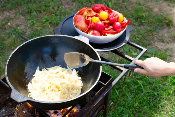 Kazanda ızgarada sebze pişirmek. Soğanları kazanda kızart..