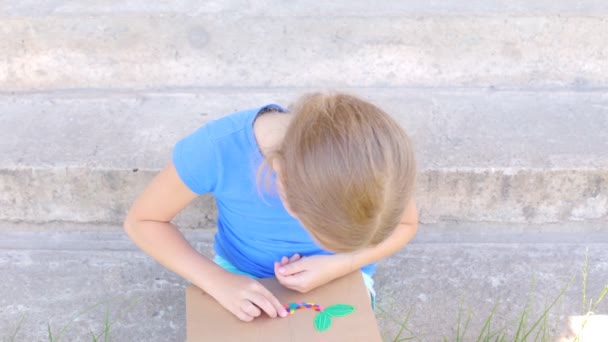 Attività all'aperto. Modellazione da plastilina proprio sulla strada. Sviluppo creativo dei bambini all'aria aperta. — Video Stock