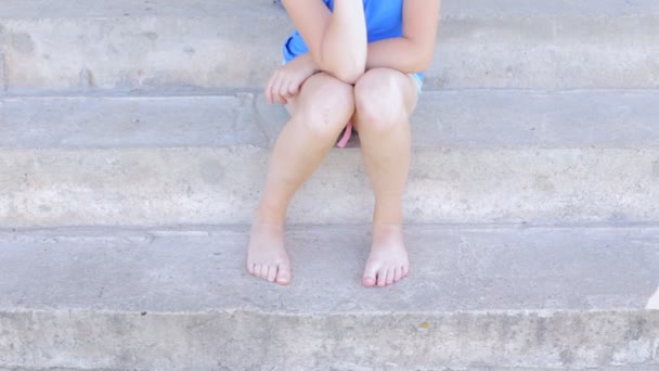 Childrens feet itch and stand barefoot on cold concrete steps. — Stock Video