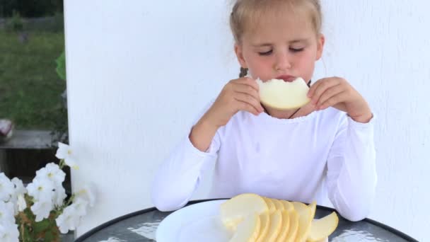 La bambina mangia il dolce melone. Una corretta e sana alimentazione. Mood estivo e cibo vegano — Video Stock