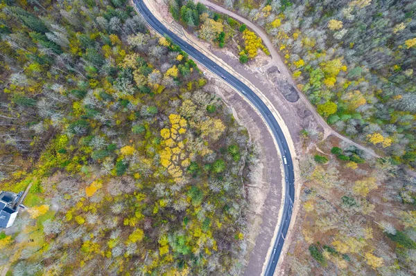 Drone vista da estrada e da floresta em tempo dourado — Fotografia de Stock