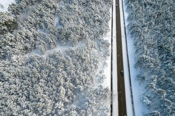 Fekete út és fák hűvös hóval a hegyekben — Stock Fotó