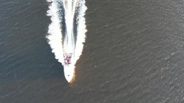 Drone Aéreo Vista Superior Com Espaço Cópia Luxo Barco Velocidade — Vídeo de Stock