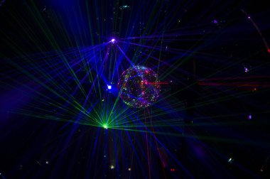 Gece partisinde aynalı disko topu ve kirişler
